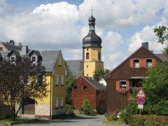 Grossansicht in neuem Fenster: Ortspanorama mit der evangelischen Kirche